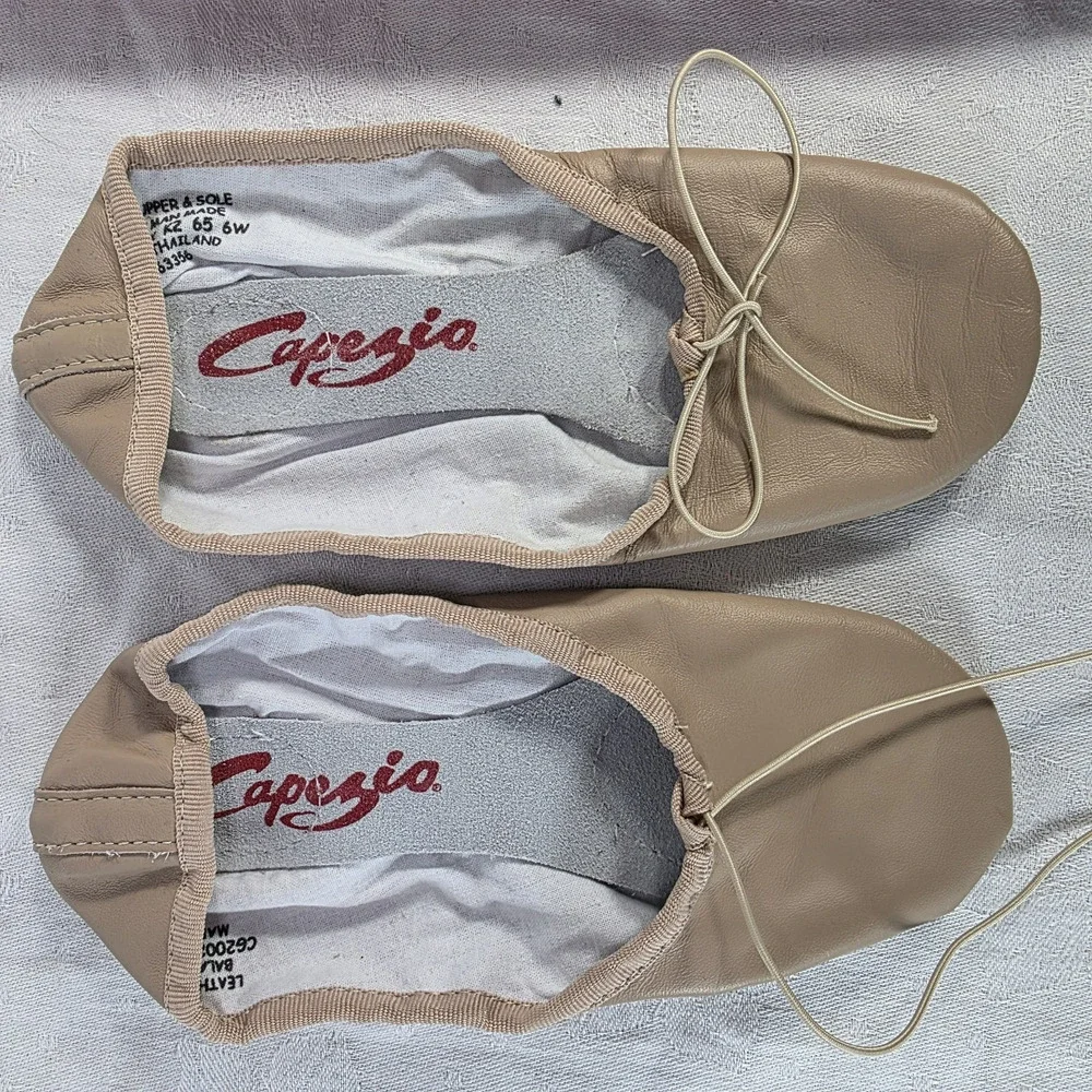 Capezio Pink Nude Leather Split Sole Ballet Shoe Size 6W Model CG2002 New in Box